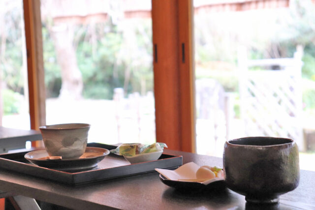 A Tranquil Tea Ceremony Amidst the Serene Beauty of the Shimizu Residence Garden, Yusuitei【Kakegawa City, Shizuoka Prefecture】